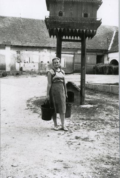 Klara Miesslinger 1956 Stallarbeit.jpg